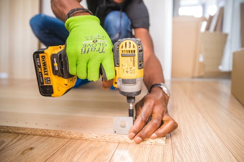 When to DIY and When to Bring in a Contractor